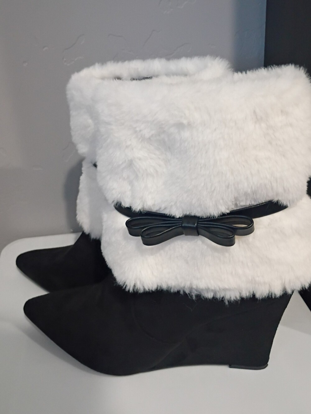 Women's Black Heeled Faux-Fur Cuff Boots with Bow